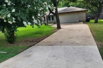 Image de \"Elegant 3-Bedroom Escape with Stunning Views and Modern Comforts\"