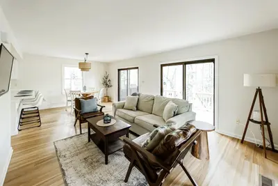 Image de Lakefront house with stunning views and a dog-friendly atmosphere