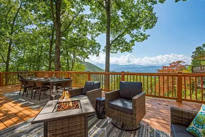 Image de 4br Mountain Views | Hot Tub & Games | Cozy Vibes