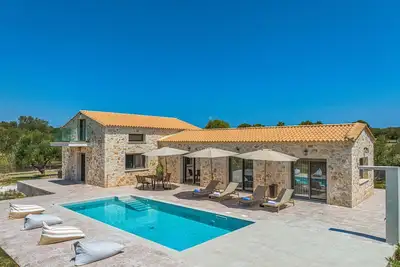Villa Nava - 4 Bedroom Villa with Private Pool