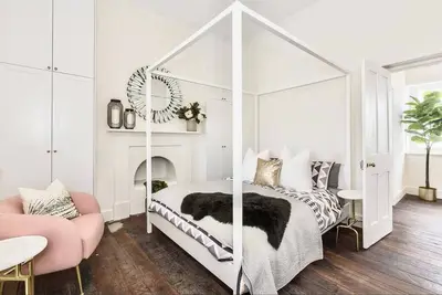 Image de Iconic heritage listed building built by the convicts in the 1850's<br> Experience Fremantle' Hustle and Bustle whilst in the comfort of the beautifully renovated cottage in the absolute centre of Fremantle's Vibrant city. <br>What you will Enjoy abou