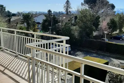 Image de appartement double terrasse avec vue montagne