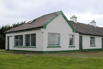 Image de Quaint 3 Bedroom Cottage with Sea and Mountain Views