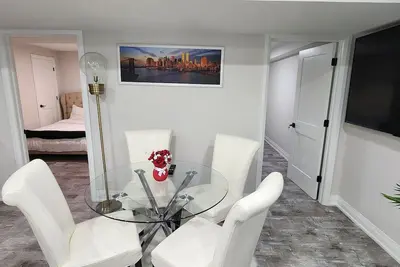 Image de Entire 2-bedroom  apartment in Kitchener/Waterloo with free WiFi & Parking