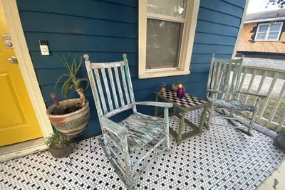 Image de Downtown 2-bedroom house with fenced backyard