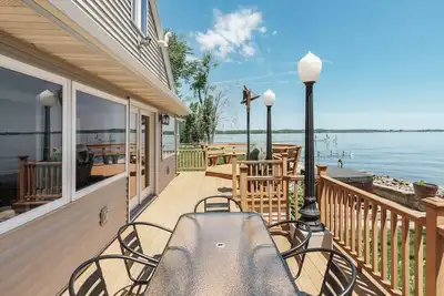 Image de Lakefront Getaway with Hot Tub, Dock, & Game Room - Kosh Kottage