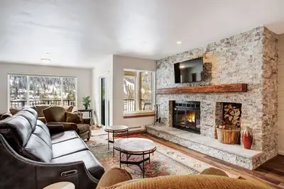 Image de Cinnamon Ridge Après Ski Retreat: Private Hot Tub + Walk to Slopes