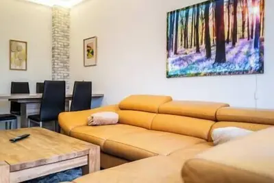 Image de #412 Comfortable & stylish: E-fair / Netflix & Prime