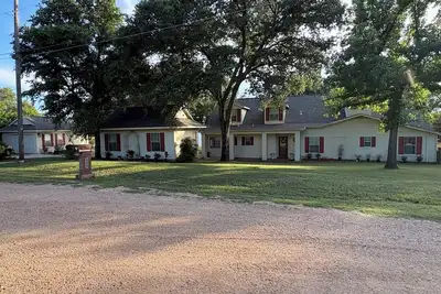 Image de Lakefront family gathering haven. Sleeps 18. Private boat ramp. Boat available!