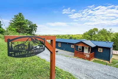 Image de Brand New! ! Cozy 2-bedroom Tiny Cabin with no steep roads