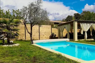Image de Lumineuse maison climatisée vue rivière et piscine privée