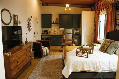 Image de The 1935 Historical Alexander Hotel/ The Chassedi Suite