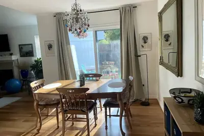 Image de Charming, Cozy, and Quiet\n\n