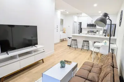 Image de Brand New Luxury 2 Bd Private Suite w/ Patio, Close to Downtown Calgary