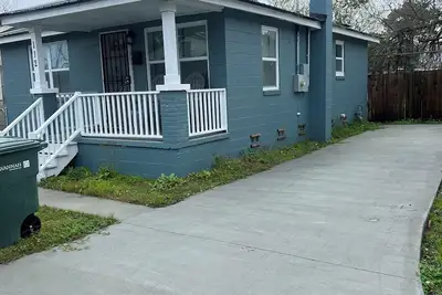 Image de Perfectly located Bungalow near the heart of downtown. Walking distance to it al