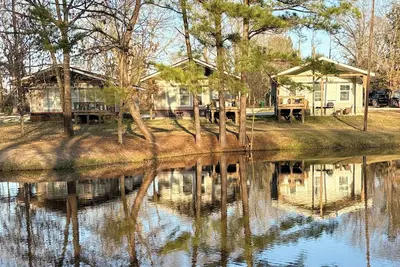 Image de Chicken Coop Waterfront Cabin on Stocked Pond