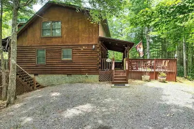 Mountain Retreat with 2 Kings, Loft with Pool Table, Wifi, and minutes from Pf