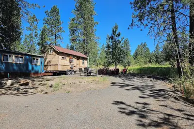 Image de Black Bear Bungalow:Cozy tiny home in enchanting wooded Spokane with Ac