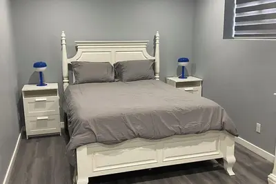 Image de Cozy Newly Renovated Fully Furnished  Bsmt Suite with separate entrance