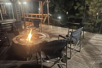 Image de Cabin, river access, rafts, 1 bedroom and Wi-Fi, Ac, Satellite T. V. , Kitchen.