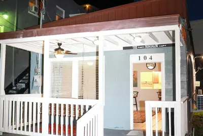 Image de Charming Bungalow 2 bedroom house in wonderful Logan with fitness room.