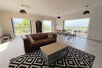 Villa neuve et spacieuse avec vue exceptionnelle