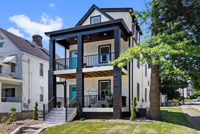 Image de Walk to Cafes + Frick Park From A Breezy Retreat