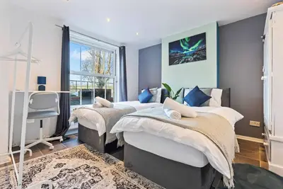 Image de Captivating 4 Bedroom House & 3 minutes to the station