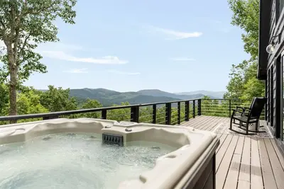 Image de Majestic/Breathtaking Views! Stunning Updates! Hot Tub! Firepit! Arcade! Serene