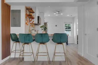 Image de iii 3-Bedroom Penthouse Condo Retreat in Historical Salem, Ma