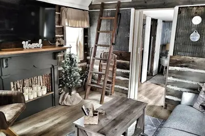 Image de Southern Blooms! Porch Swinging, Pet-Friendly🐶, Tiny Home near Kentucky Lake!