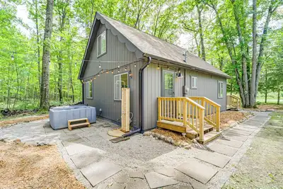 Image de Roscommon Chalet w/ Hot Tub Near Higgins Lake!