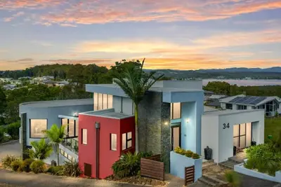 Image de Seabreeze Sanctuary is a beautiful modern home with panoramic views