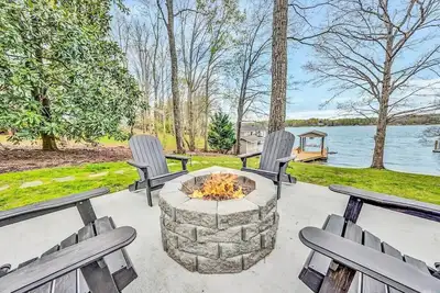 Image de Fantastic lakefront retreat - Beautiful house with an outstanding lot