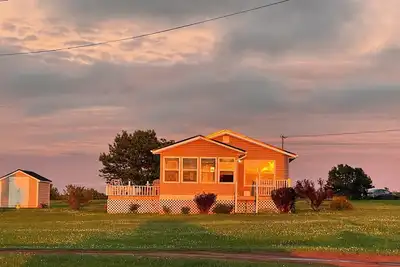 Image de Cozy 2-bedroom cottage overlooking Saint Peters Bay Ac, WiFi &  gorgeous sunsets