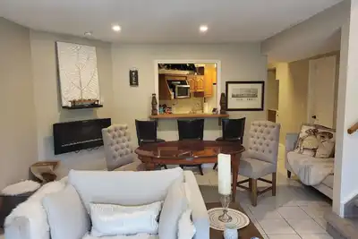 Image de Spacious 2 Bedroom Suite - with a private patio