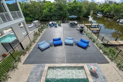 Image de ⚓Eco-Luxury Home | Heated Pool, Boat Slip, Fire Pit & Elevator + Min to Ami⚓