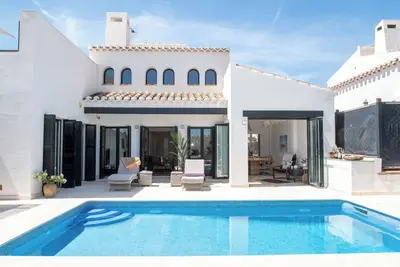 Image de Villa « Casa Trèfle – Piscine Privée » avec Vue Montagne, Wi-Fi et Climatisation