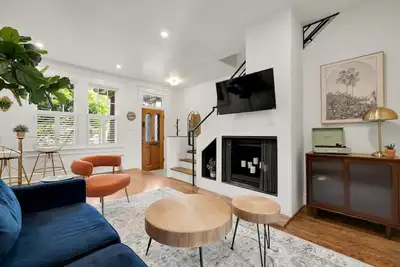 Image de Charming Townhouse in Historic Old Town Alexandria - Perfect for Families and Groups