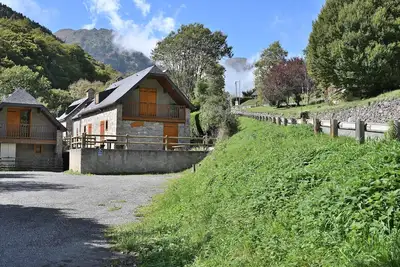 Image de Maison de vacances 'Bergerie Route De Piau Engaly' avec vue sur montagne, terrasse et jardin
