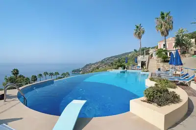 Image de Villa 'Caroleo' avec vue sur la mer, piscine privée et Wi-Fi
