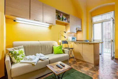 Image de Yellow Apartment Near the Train Station W/ Balcony
