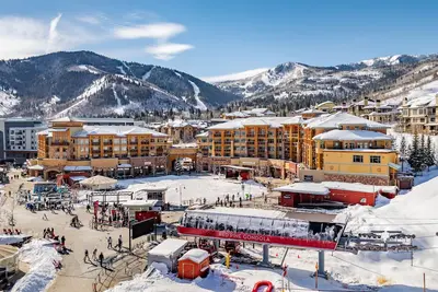 Image de Sundial condo in Canyons Village, private patio, outdoor pool & hot tub, walk to hiking and biking
