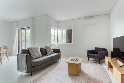 Image de Blueground | Estoril, full kitchen & furniture