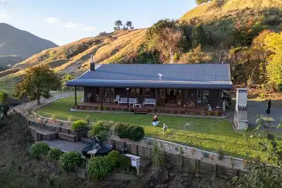 Image de Muirs Reef Lodge, Kinloch holiday home Lake Taupo. Private mountain & lake views