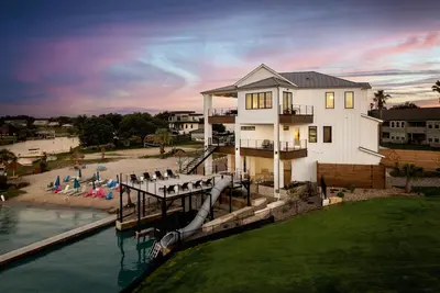 Image de Luxurious Lake Retreat: Sleeps 18, King Suites, Pool, Slide, Sun Deck, Elevator