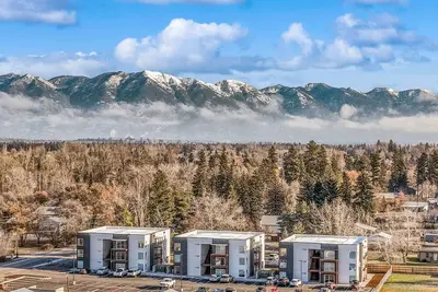 Conveniently located condo with full kitchen, W\/D & Tv's