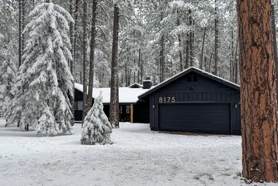 Updated family-friendly mountain home with hot tub, game room, gas grill