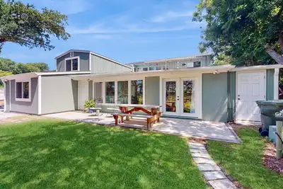 Image de Coastal dog-friendly home close to beach and local attractions