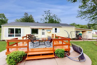 Image de Charming cottage with a private dock and serene water views